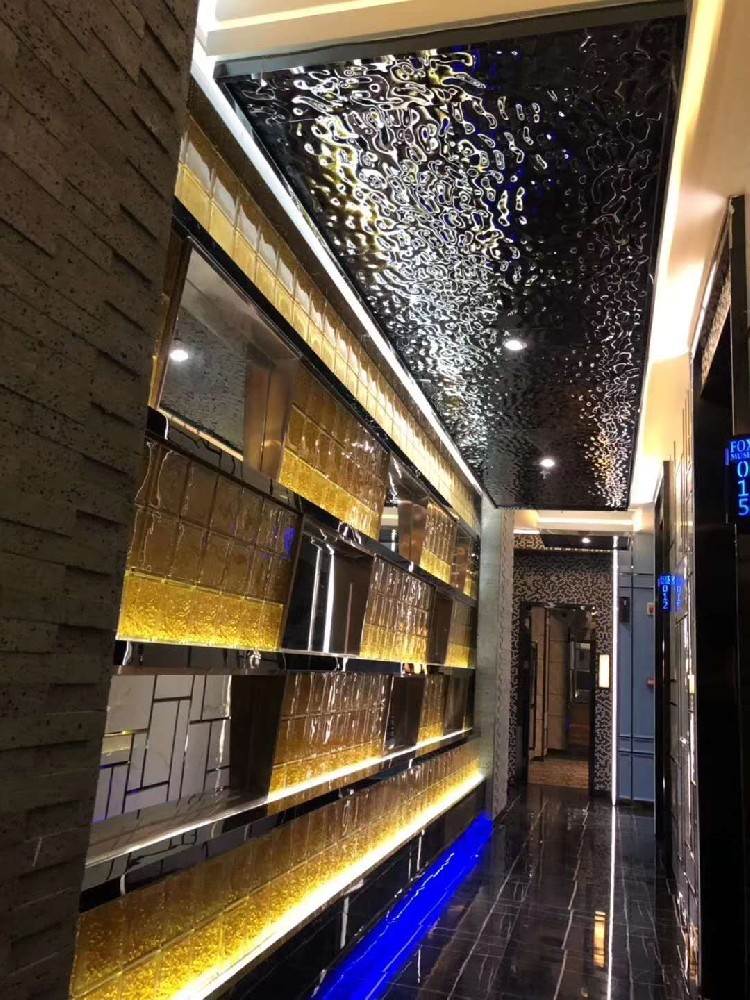 置身梦幻空间，不锈钢水波纹吊顶