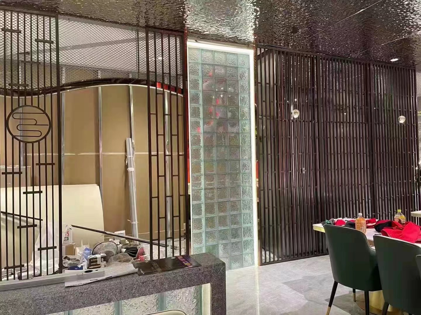 酒店彩色不锈钢屏风