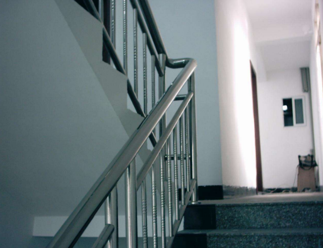 如何选择不锈钢楼梯扶手管？