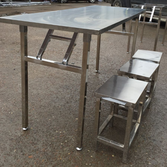 实用与美观兼具；不锈钢桌子